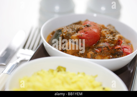 Fresco stile indiano di ceci pepe rosso e spinaci Curry vegetale isolata contro uno sfondo bianco con n. di persone Foto Stock