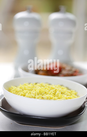 Fresco stile indiano di ceci pepe rosso e spinaci Curry vegetale isolata contro uno sfondo bianco con n. di persone Foto Stock