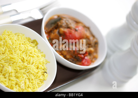 Fresco stile indiano di ceci pepe rosso e spinaci Curry vegetale isolata contro uno sfondo bianco con n. di persone Foto Stock