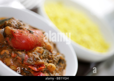 Fresco stile indiano di ceci pepe rosso e spinaci Curry vegetale isolata contro uno sfondo bianco con n. di persone Foto Stock