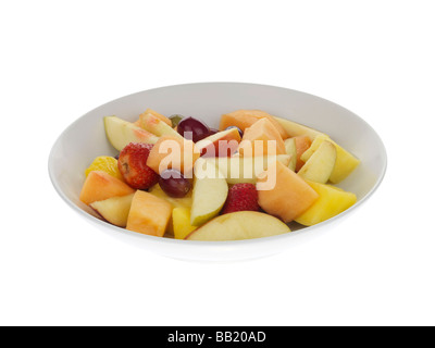 Fresco e salutare ciotola di organico insalata di frutta isolati contro uno sfondo bianco con nessun popolo e un tracciato di ritaglio Foto Stock