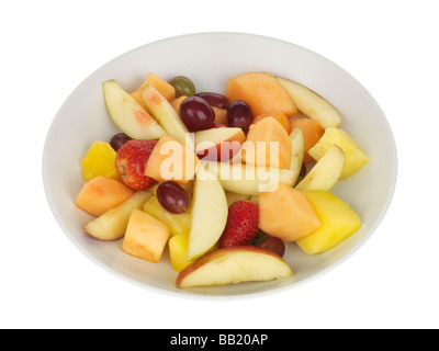 Fresco e salutare ciotola di organico insalata di frutta isolati contro uno sfondo bianco con nessun popolo e un tracciato di ritaglio Foto Stock