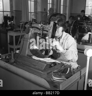 Lavoratore la cucitura di una signora della calzatura in corrispondenza di una fabbrica di calzature, Leicester, c. 1959 Foto Stock