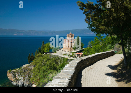MACEDONIA, Ohrid. Sveti Jovan Kaneo alla Chiesa (XIII secolo) e il lago di Ohrid / mattina Foto Stock