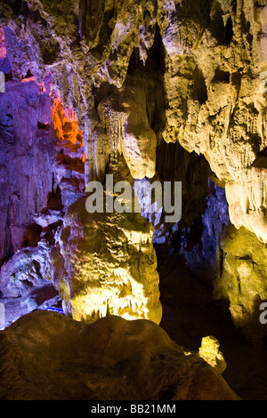 Hang Sung Sot, conosciuta anche come la Grotta di timore reverenziale, Bo Hon Isola, Halong Bay, Sito Patrimonio Mondiale dell'UNESCO, il Vietnam del Sud-est asiatico Foto Stock