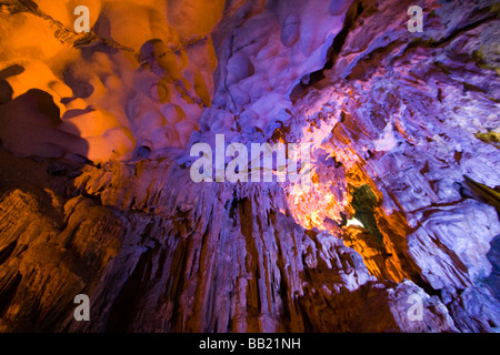 Hang Sung Sot, conosciuta anche come la Grotta di timore reverenziale, Bo Hon Isola, Halong Bay, Sito Patrimonio Mondiale dell'UNESCO, il Vietnam del Sud-est asiatico Foto Stock