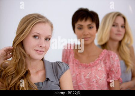 Ritratto di una donna sorridente con i suoi amici Foto Stock