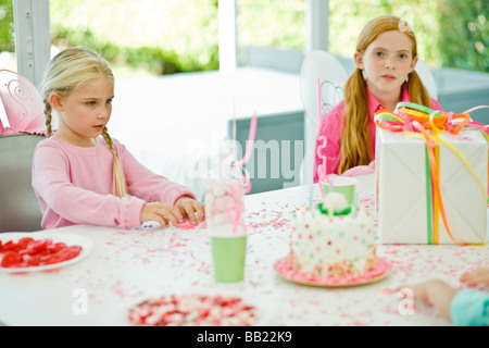 Due ragazze in una festa di compleanno Foto Stock