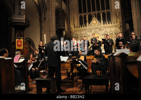 Trinità coro e ribelle Orchestra Barocca dando un concerto nella chiesa della Trinità, che è su Wall Street a Manhattan. Foto Stock