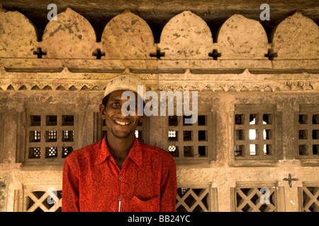 Un musulmano sul tetto della Jama Masjid moschea nella città di Ahmedabad, Gujarat. Foto Stock