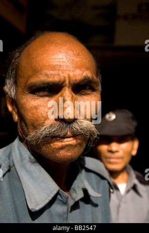 Una guardia di sicurezza si erge vigile in gujarati città di Rajkot, India. Foto Stock