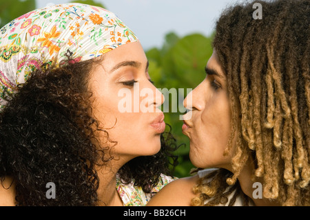 Accoppiare la preparazione a baciare ogni altro Foto Stock