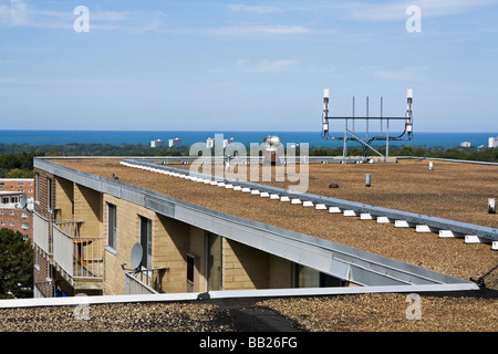 Antenne cellulari installati sul tetto del condominio Foto Stock