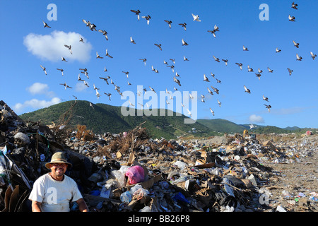 Sint Maarten il grande stagno di sale di discarica è utilizzato come una discarica di rifiuti di persone vivono qui Foto Stock