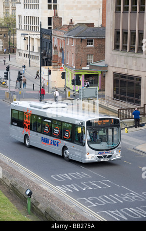 Silver single decker bus su un parco e ride in servizio nel centro di York Inghilterra Foto Stock