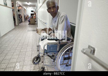 Saba il fondo dei Lions Club in Henry ogni vecchiaia casa durante la loro annuale dei cittadini anziani giorno Foto Stock