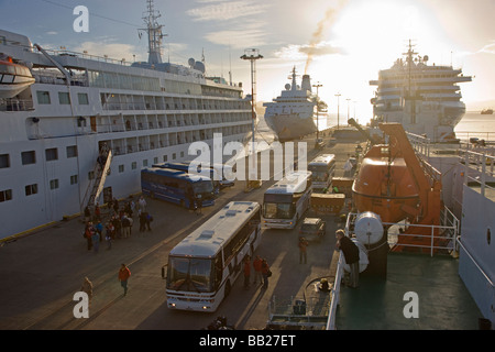 Sud America, Argentina, Ushuaia. Navi da Crociera ormeggiata nel porto passeggeri di carico e i materiali di consumo. Foto Stock