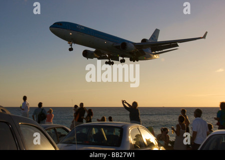 Sint Maarten un piano volando a bassa quota sopra la Maho beach in Princess Juliana International Airport Foto Stock