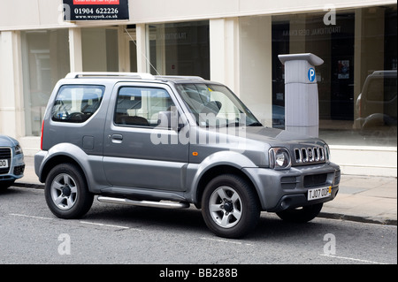 Suzuki Jimny automobile parcheggiata da un parchimetro su una strada di città in Inghilterra Foto Stock
