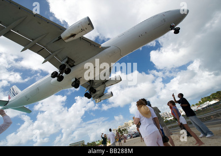 Sint Maarten un piano volando a bassa quota sopra la Maho beach in Princess Juliana International Airport Foto Stock