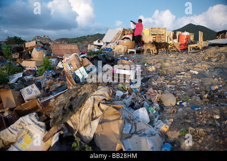 Sint Maarten il grande stagno di sale di discarica è utilizzato come una discarica di rifiuti di persone vivono qui Foto Stock