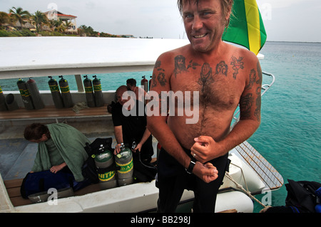 Antille Olandesi Bonaire un subacqueo con tatuaggi al capitano Dons Habitat Foto Stock