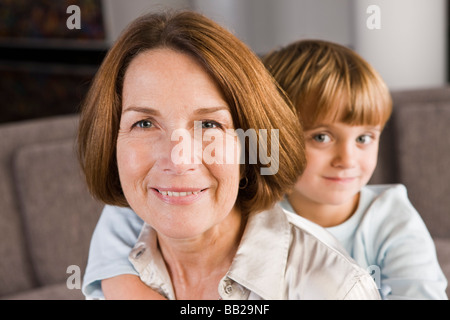 Donna sorridente con il suo nipote Foto Stock