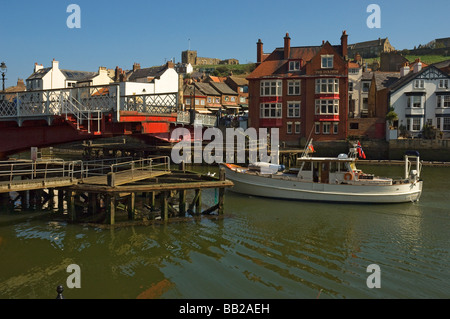 Barca passando attraverso il ponte girevole a Whitby North Yorkshire England Regno Unito Regno Unito GB Gran Bretagna Foto Stock