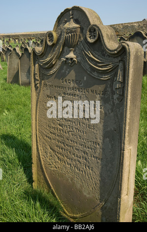 Headstone weathered primo piano in St Marys churchyard a Whitby North Yorkshire Inghilterra Regno Unito GB Gran Bretagna Foto Stock