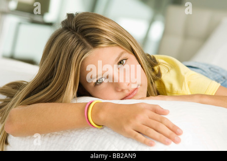 Ragazza distesa sul letto Foto Stock