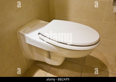 Appeso alla parete wc Foto Stock