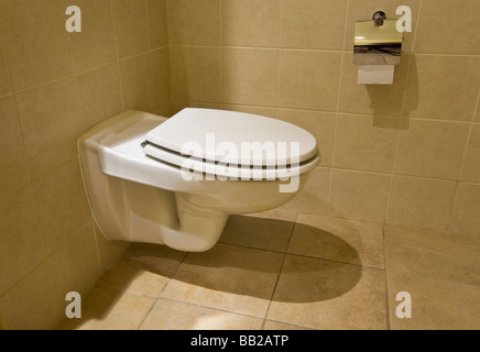 Appeso alla parete wc Foto Stock