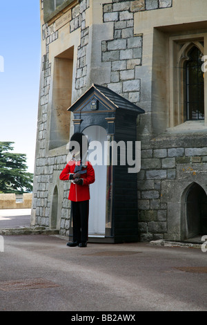 Inghilterra Berkshire Windsor Windsor Castle Guardsman sul dovere Peter Baker Foto Stock