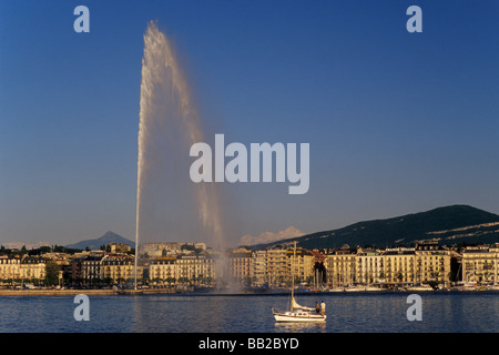 Fontana Jet d'Eau sul lago di Ginevra con Alpi in lontananza Ginevra Svizzera Foto Stock