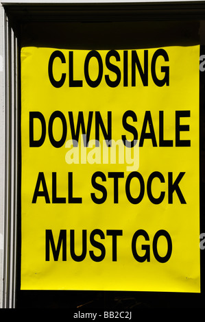 "La chiusura di vendita tutte le scorte devono andare ' avviso nel negozio di calzature finestra, Inghilterra Cambridge Regno Unito Foto Stock
