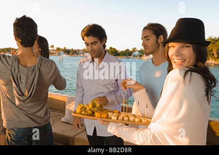 Ritratto di una donna che serve frutti e sorridente Foto Stock