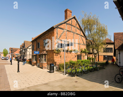 Orizzontale ampia panoramica angolo del vecchio legno incorniciata tudor case intorno al luogo di nascita di Shakespeare su Henley Street Foto Stock