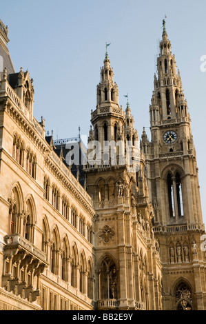 Sole di mattina sulle torri e guglie di Vienna Rathaus, Austria Foto Stock