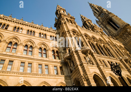 Sole di mattina sulle torri e guglie di Vienna Rathaus, Austria Foto Stock