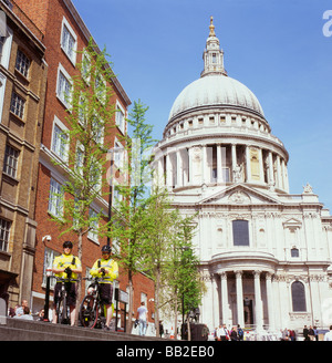 Il sostegno comunitario gli ufficiali di polizia su biciclette vicino alla Cattedrale di Saint Paul, Londra Inghilterra Regno Unito 2009 Foto Stock