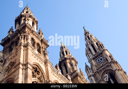 Sole di mattina sulle torri e guglie di Vienna Rathaus, Austria Foto Stock