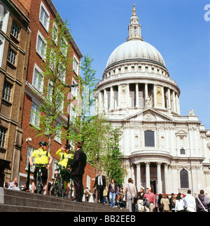 Il sostegno comunitario gli ufficiali di polizia su biciclette vicino alla Cattedrale di Saint Paul, Londra Inghilterra Regno Unito 2009 Foto Stock