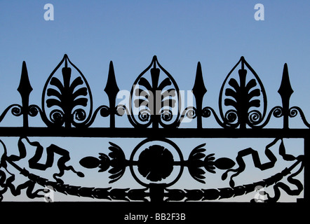 Decorati cancelli decorativi in ferro battuto in ferro battuto con silhouette a cielo blu Venezia Italia Foto Stock