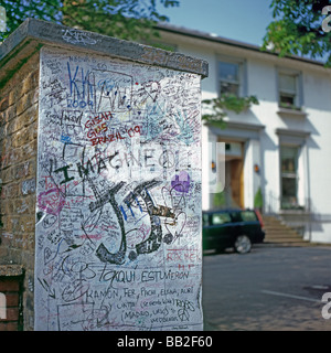 Graffiti gli scarabocchi sulla parete da appassionati all'entrata di Abbey Road Studios di registrazione al di fuori della casa a Maida Vale Londra Inghilterra KATHY DEWITT Foto Stock