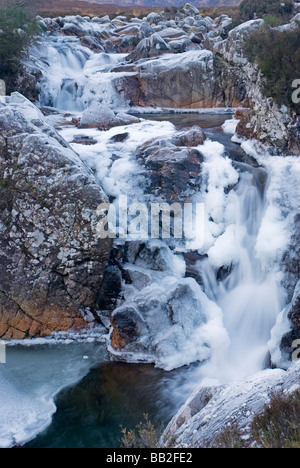 Una cascata ghiacciata in Glen Etive Foto Stock