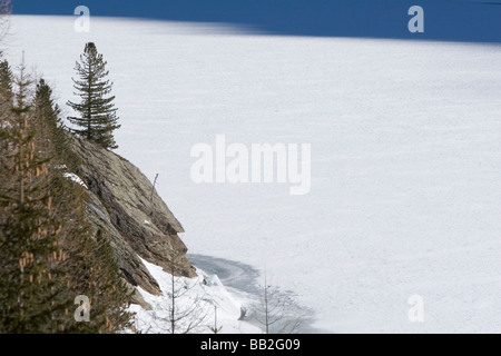 Zuffritsee / serbatoio Gioveretto ghiacciato e coperto di neve Alto Adige, Italia Foto Stock