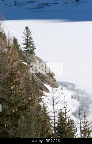 Zuffritsee / serbatoio Gioveretto ghiacciato e coperto di neve Alto Adige Foto Stock