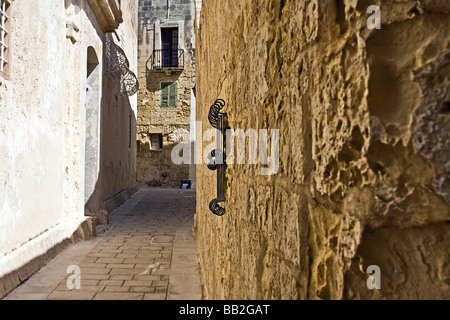 Vecchia strada stretta in Mdina, Malta - prese a mezzogiorno. Foto Stock