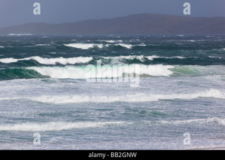 Ebridi Harris Scozia Altlantic costa onde tempesta di mare tempestoso cavalli bianchi e spindrift in venti alti scozia west coast Foto Stock