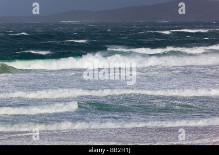 Ebridi Harris Scozia Altlantic costa onde tempesta di mare tempestoso cavalli bianchi e spindrift in venti alti scozia west coast Foto Stock